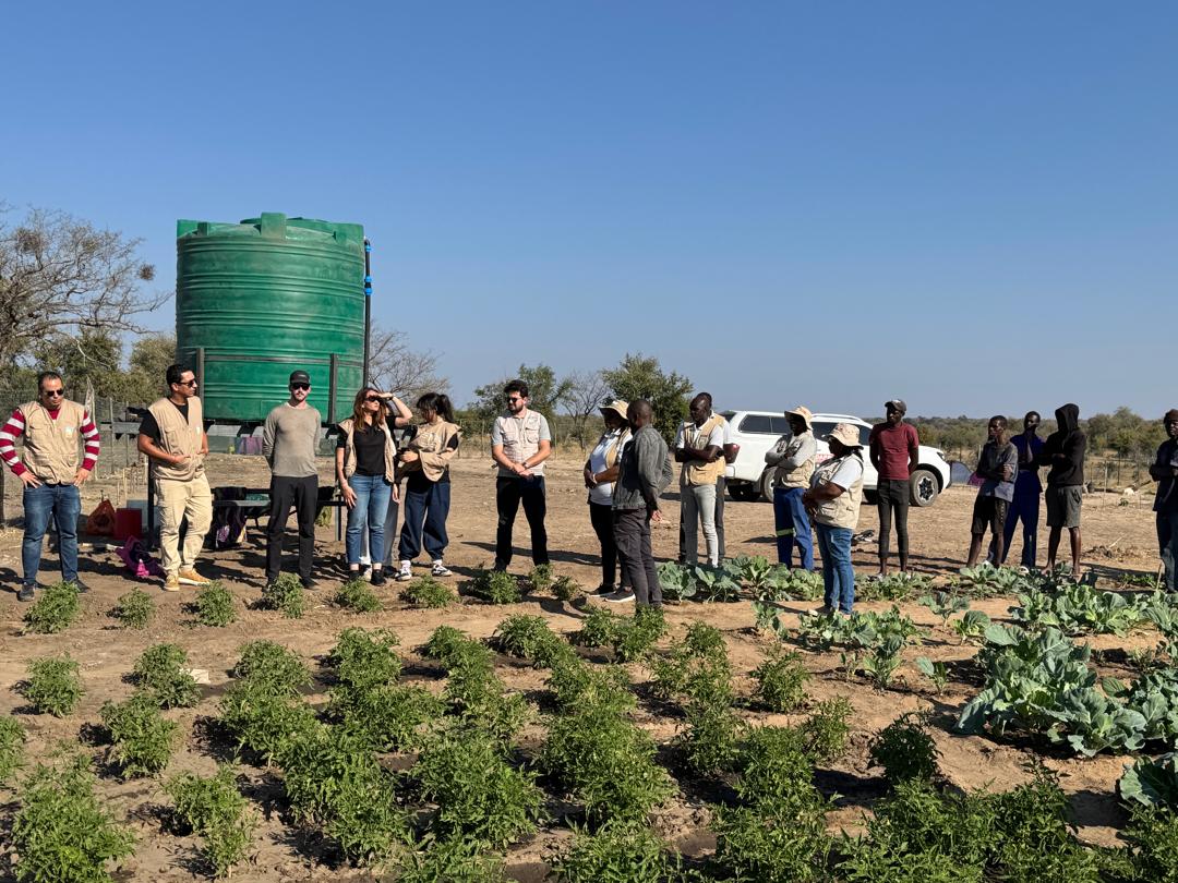 L’Observatoire du Sahara et du Sahel poursuit la mise en œuvre du projet ADSWAC dans la région de l’Okavango, une initiative transfrontalière financée par le Fonds d’Adaptation. Conçu pour répondre aux impacts sévères de la sécheresse et de la variabilité des précipitations en Afrique australe, le projet vise à améliorer l’accès à l’eau, la sécurité alimentaire et les moyens de subsistance de milliers de ménages vulnérables. Au cours de sa troisième mission de supervision, menée du 11 au 22 août 2025, l’OS